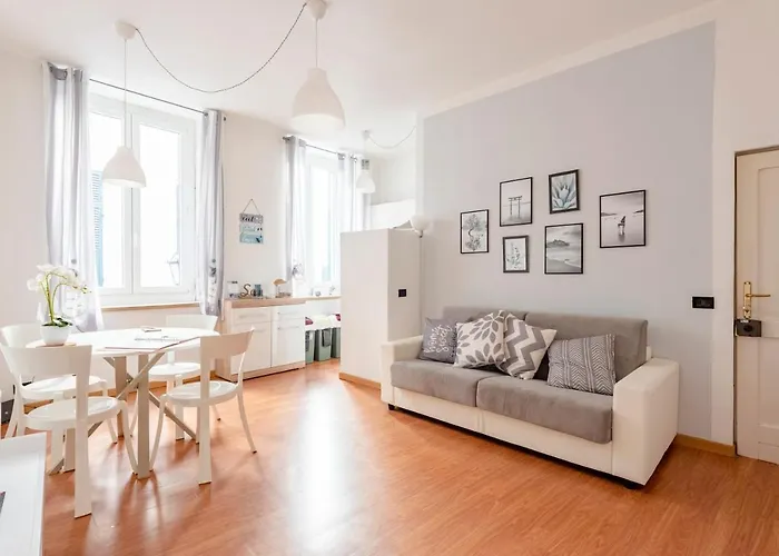 Mazzini 12 Very Central Apartment With Private Garage, Air Conditioning, Wifi, Just 50 Meters From The Beach