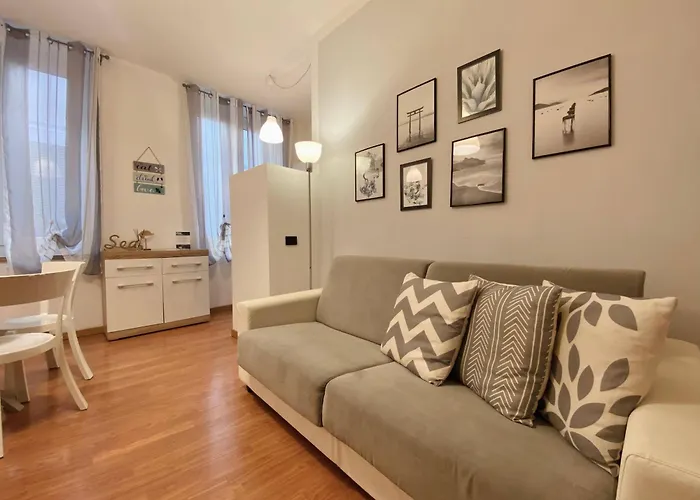 Mazzini 12 Very Central Apartment With Private Garage, Air Conditioning, Wifi, Just 50 Meters From The Beach