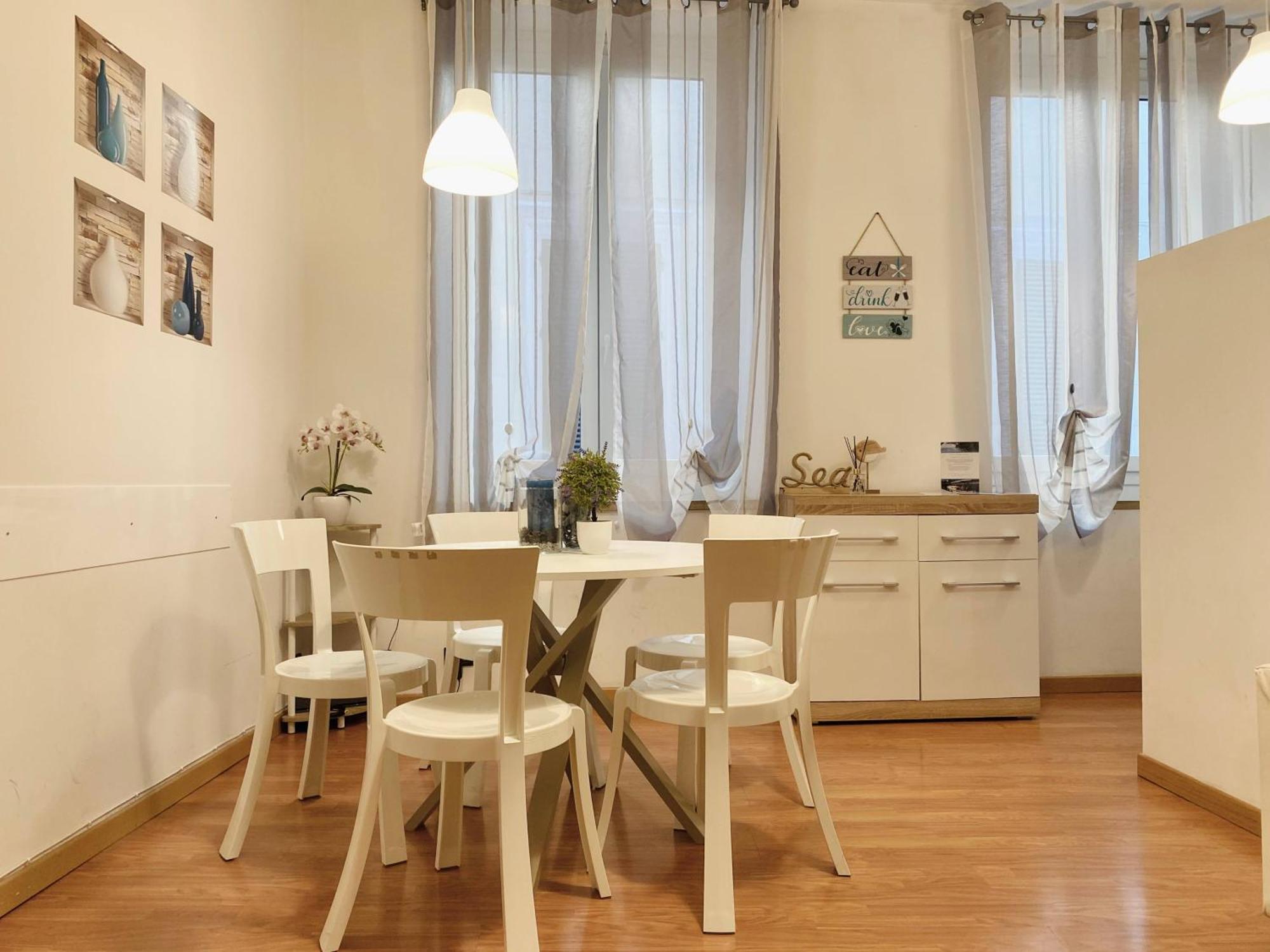 Mazzini 12 Very With Private Garage, Air Conditioning, Wifi, Just 50 Meters From The Apartamento